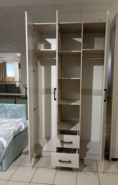 Шкaф 3-х дверный "Лидер"